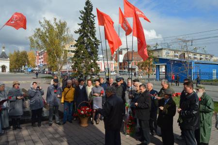 Барнаульские коммунисты провели митинг памяти, посвященный событиям октября 1993 года
