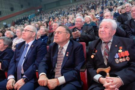 Новосибирск. Столетие Ленинского Комсомола отпраздновали в кинотеатре Маяковского