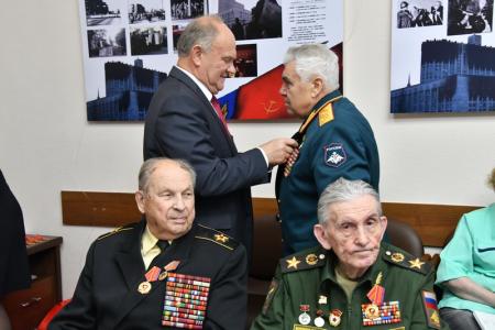 Г.А. Зюганов наградил ветеранов воинской службы медалями в честь 100-летия ВЛКСМ