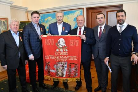 В честь столетия Ленинского комсомола Г.А. Зюганов наградил ветеранов спорта