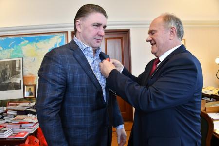 В честь столетия Ленинского комсомола Г.А. Зюганов наградил ветеранов спорта