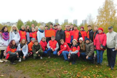 Активисты КПРФ и Комсомола приняли участие в закладке яблоневой аллеи в кировском парке у Дворца Пионеров