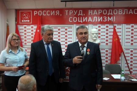 В Чувашии заслуги ветеранов комсомола отметили юбилейными наградами