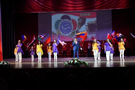 "Мы сильны нашей верною дружбой". В Москве прошел праздничный концерт, посвященный 100-летию Ленинского комсомола