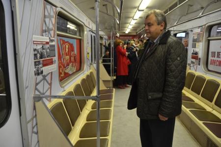 Вагон для Комсомола: К юбилею ВЛКСМ в новосибирском метро запустили поезд-музей с праздничной экспозицией