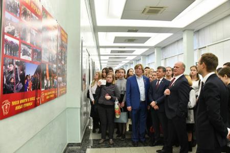 «Эпоха юности и побед». В Госдуме открылась выставка, посвященная 100-летию Ленинского Комсомола