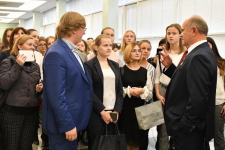 «Эпоха юности и побед». В Госдуме открылась выставка, посвященная 100-летию Ленинского Комсомола