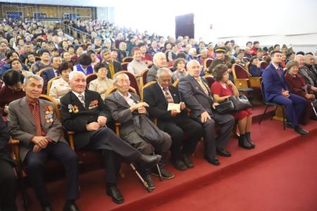 «Шире шаг, Комсомол!». 100-летний юбилей ВЛКСМ отметили праздничным концертом в республике Тыва