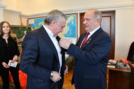 В честь столетия Ленинского комсомола Г.А. Зюганов наградил ветеранов спорта