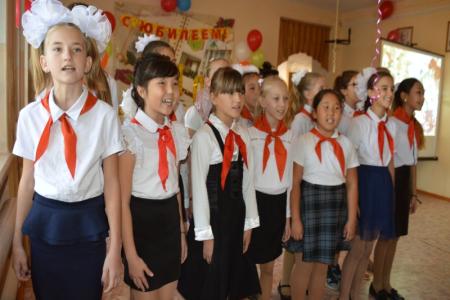 Коммунисты Калмыкии поздравили с юбилеем коллектив Троицкой СШ, сохранивший комсомольскую и пионерскую организации