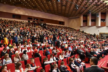 "Мы сильны нашей верною дружбой". В Москве прошел праздничный концерт, посвященный 100-летию Ленинского комсомола
