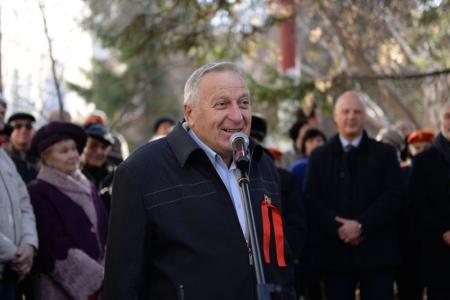 «Мы завидуем комсомольцам 2018 года»: Капсулу 50-летней давности вскрыли в Дзержинском районе Новосибирска