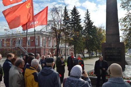 Барнаульские коммунисты провели митинг памяти, посвященный событиям октября 1993 года