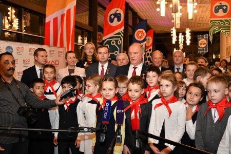 В новый век мы вступаем с высоко поднятой головой! 