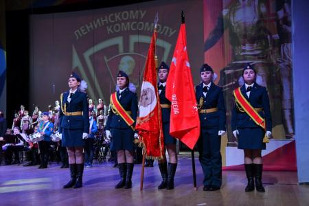 В новый век мы вступаем с высоко поднятой головой! 