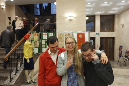 Калининградская область. Комсомольцы приняли участие в открытии выставки, посвященной 100-летию Ленинского Комсомола