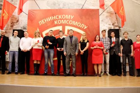 В Челябинске прошла торжественная встреча комсомольцев всех поколений