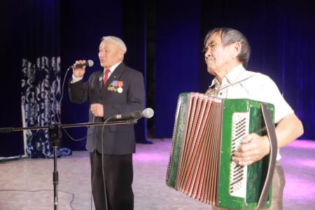 «Шире шаг, Комсомол!». 100-летний юбилей ВЛКСМ отметили праздничным концертом в республике Тыва