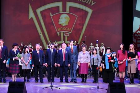 В новый век мы вступаем с высоко поднятой головой! 