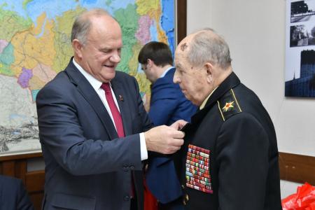 Г.А. Зюганов наградил ветеранов воинской службы медалями в честь 100-летия ВЛКСМ