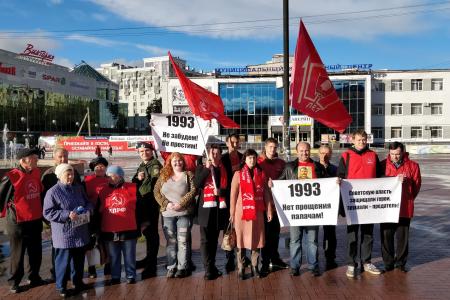 В 25-ю годовщину расстрела Советской власти рязанцы вышли на массовые пикеты