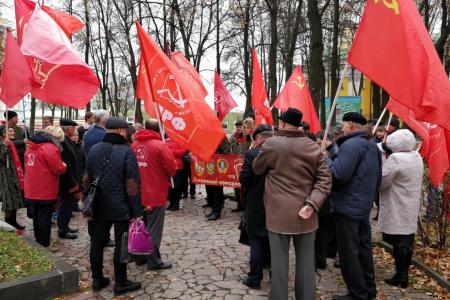 Коммунисты и комсомольцы города Рязани возложили цвета к обелиску Героям гражданской войны