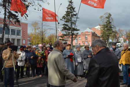 Барнаульские коммунисты провели митинг памяти, посвященный событиям октября 1993 года