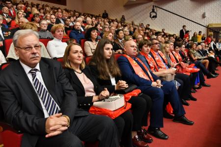 "Мы сильны нашей верною дружбой". В Москве прошел праздничный концерт, посвященный 100-летию Ленинского комсомола