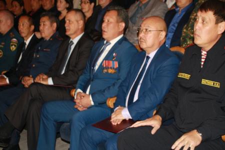 Первый секретарь Комитета Калмыцкого республиканского отделения КПРФ Николай Нуров поздравил бойцов нацгвардии с 25-летием создания СОБРа