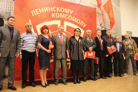 В Челябинске прошла торжественная встреча комсомольцев всех поколений