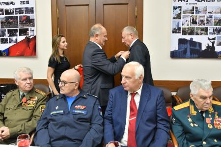 Г.А. Зюганов наградил ветеранов воинской службы медалями в честь 100-летия ВЛКСМ