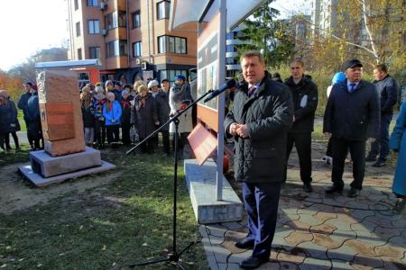Закладной камень, посвященный комсомольцам всех поколений, открыли в Новосибирске
