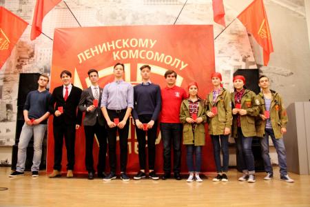 В Челябинске прошла торжественная встреча комсомольцев всех поколений