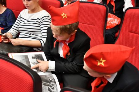 "Мы сильны нашей верною дружбой". В Москве прошел праздничный концерт, посвященный 100-летию Ленинского комсомола