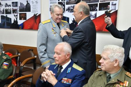 Г.А. Зюганов наградил ветеранов воинской службы медалями в честь 100-летия ВЛКСМ