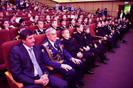 В новый век мы вступаем с высоко поднятой головой! 