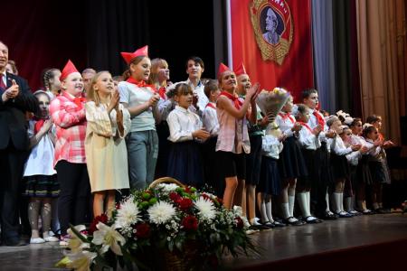 "Мы сильны нашей верною дружбой". В Москве прошел праздничный концерт, посвященный 100-летию Ленинского комсомола