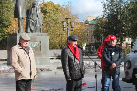 Псковские коммунисты провели митинг в память о 25-летии расстрела парламента