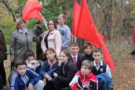 Волгоградская область. В честь 100-летия образования ВЛКСМ волжские комсомольцы провели традиционный субботник