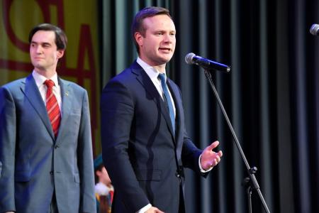 В новый век мы вступаем с высоко поднятой головой! 