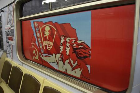 Вагон для Комсомола: К юбилею ВЛКСМ в новосибирском метро запустили поезд-музей с праздничной экспозицией