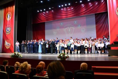 "Мы сильны нашей верною дружбой". В Москве прошел праздничный концерт, посвященный 100-летию Ленинского комсомола