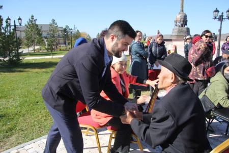 Республика Тыва. В день пожилого человека коммунисты чествуют ветеранов