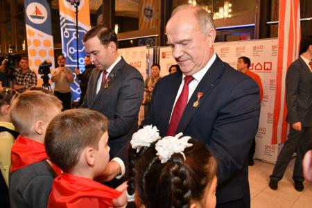 В новый век мы вступаем с высоко поднятой головой! 