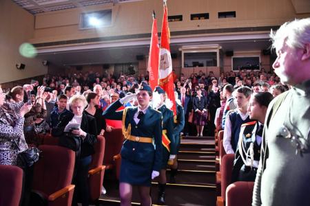В новый век мы вступаем с высоко поднятой головой! 