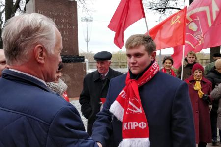 Коммунисты и комсомольцы города Рязани возложили цвета к обелиску Героям гражданской войны
