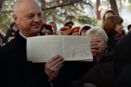 «Мы завидуем комсомольцам 2018 года»: Капсулу 50-летней давности вскрыли в Дзержинском районе Новосибирска