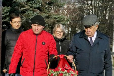 Чувашская Республика. В Чебоксарах в День рождения комсомола возложили цветы к памятнику В.И. Ленину