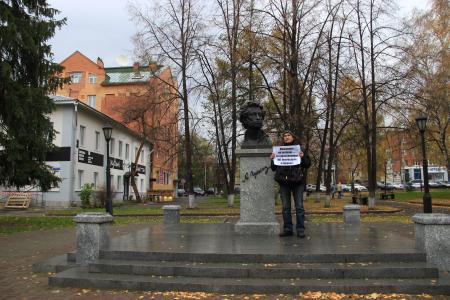 Томские коммунисты провели серию одиночных пикетов в поддержку Валентина Коновалова