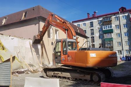 Сахалинская область. В Корсакове при содействии депутата КПРФ начались работы по сносу незаконного торгового центра